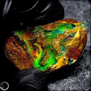 Crystal Opal – ruwe steen met spectaculair kleurenspel 68ct-, Verzamelen