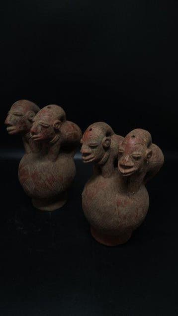 superbe poterie anthropomorphe - manbila - Cameroun (Sans