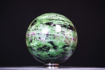 Sphère de cristal en zoïsite rubis rose – quartz vert