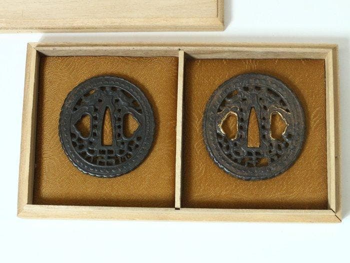 IJzeren Nanban Tsuba zwaardbeschermers (paar) – één met, Antiek en Kunst, Antiek | Overige Antiek