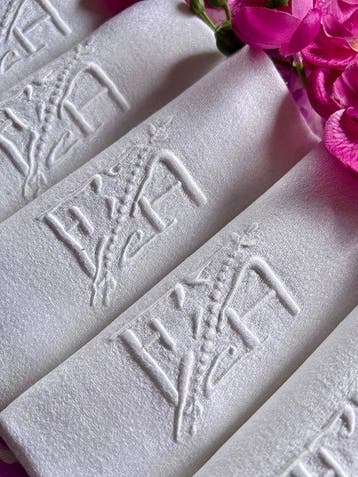 Tafelkleed met twaalf linnen servetten, met de hand