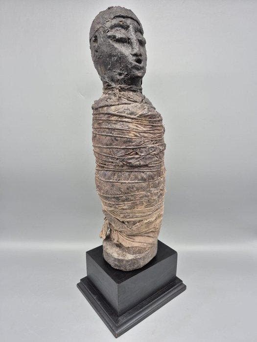 Hout, stof, koordje Fetisj figuur - 50 cm - Prachtige, Antiek en Kunst, Curiosa en Brocante