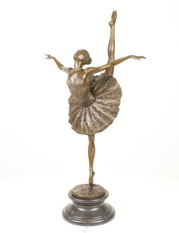 sculptuur, A Beautiful and Elegant Large Bronze Ballerina –
