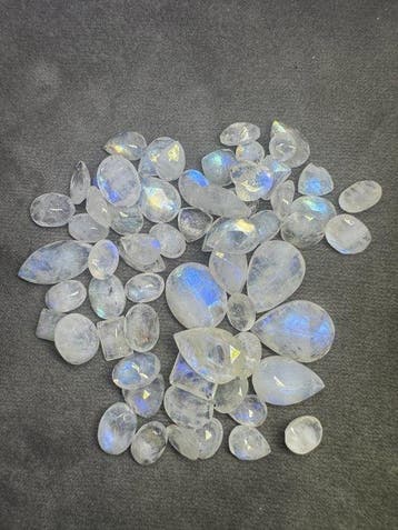 Lot de 75ct de Pierre de Lune à facettes. Pas de prix de