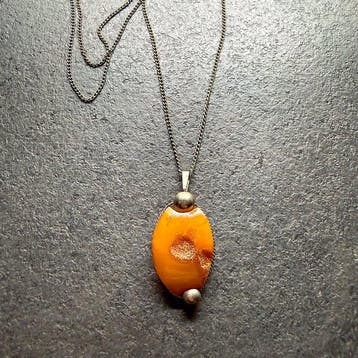 Oude hanger met natuurlijk Baltisch amber met ketting 9.15 -