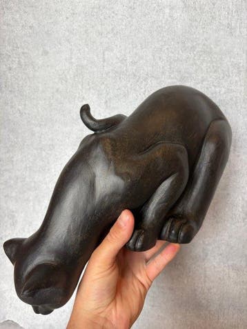 Beeld, Kat kijkt naar beneden 32 cm - 27.5 cm - Hars