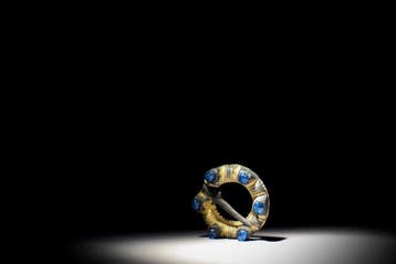 Médiéval Verre, Bronze doré. Brooch - 0.5 cm