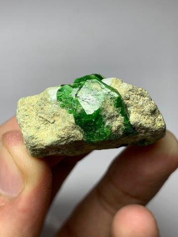 192 gram natuurlijk demantoïde granaat specimen-lot uit