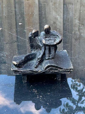 sculptuur, Lezend paar op boek - 4.5 cm - Massief brons