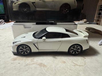 Kyosho 1:18 - Modelauto - Nissan GT-R (R35)