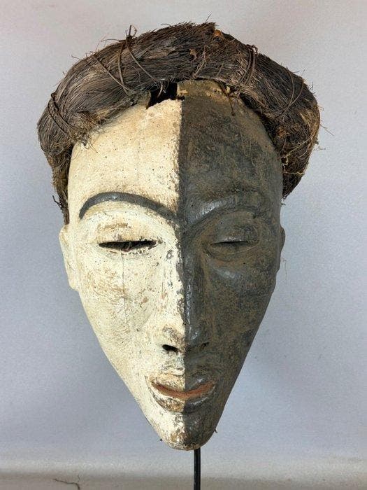 African Mbuya mask from the Pende - Congo., Antiek en Kunst, Kunst | Niet-Westerse kunst