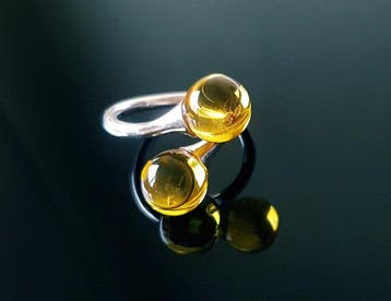 Zeldzame zilveren ring van natuurlijk Baltisch amber met