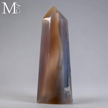 Gestreepte agaatobelisk die een natuurlijke geologische