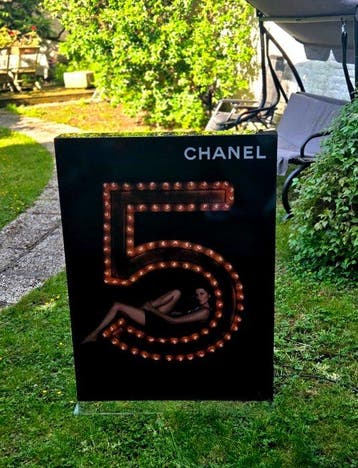 channel 5 - CHANEL N°5 - Monumentale verlichte uithangbord