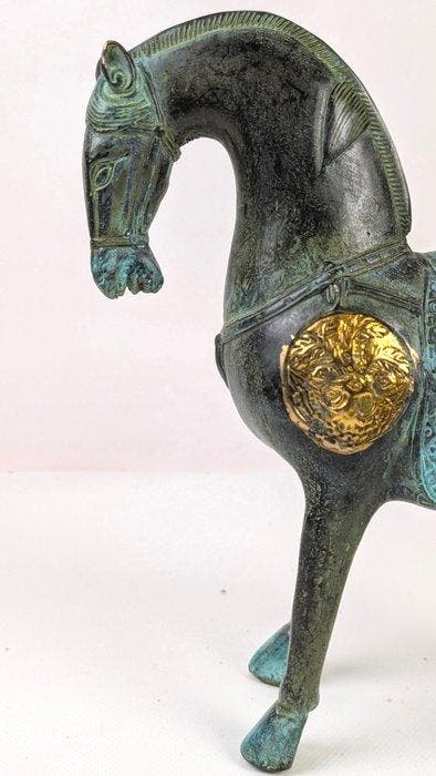 bronzen beeld van een paard in de stijl van de Chinese, Antiek en Kunst, Antiek | Overige Antiek