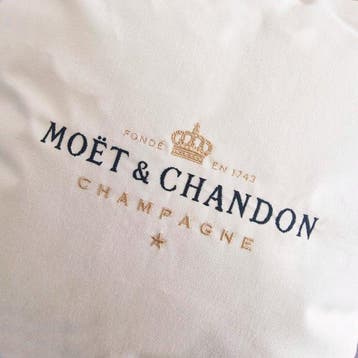 Wijnaccessoire (4) - Moët & Chandon kussens - crèmekleur -, Nieuw