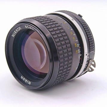 Nikon NIKKOR 85mm F2 with Ai HS-10 Lens Hood Objectif