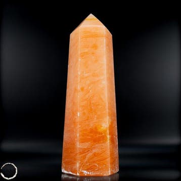 Sonnen-Calcit-Obelisk – Stralende warmte in krachtige vorm-