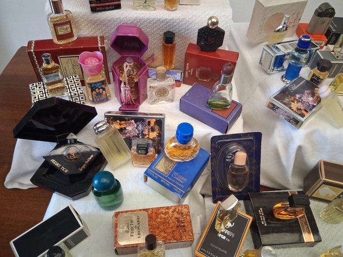 Themacollectie - Verzameling van 45 mini-parfums, waarvan 35, Antiquités & Art, Antiquités | Jouets