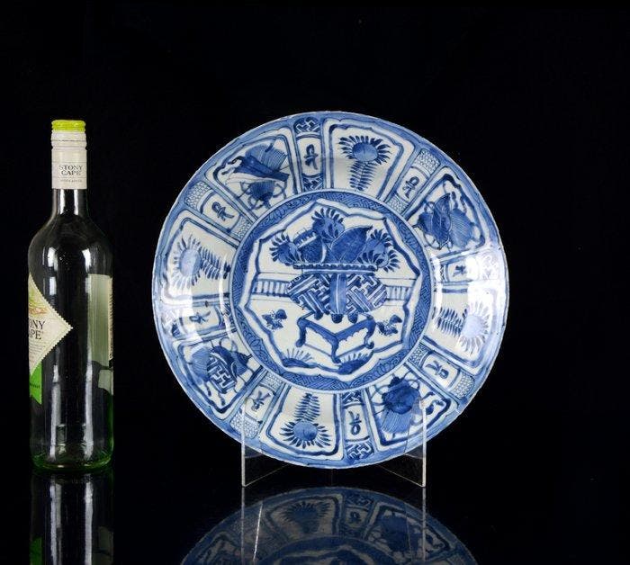 Een grote Chinese blauw-witte, gemodelleerde, Antiquités & Art, Antiquités | Autres Antiquités