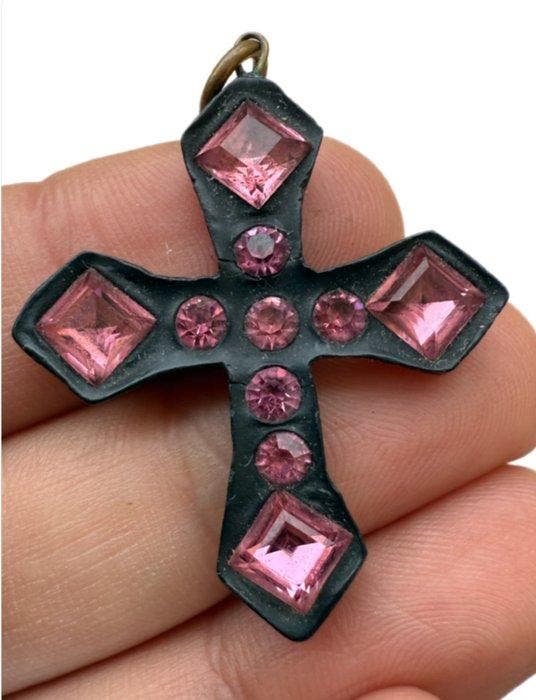 Mysterieus en gotisch amulet met een modernistisch kruis,, Antiquités & Art, Curiosités & Brocante