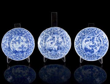 Drie Chinese blauw-witte Floral gemodelleerde schalen -, Antiek en Kunst