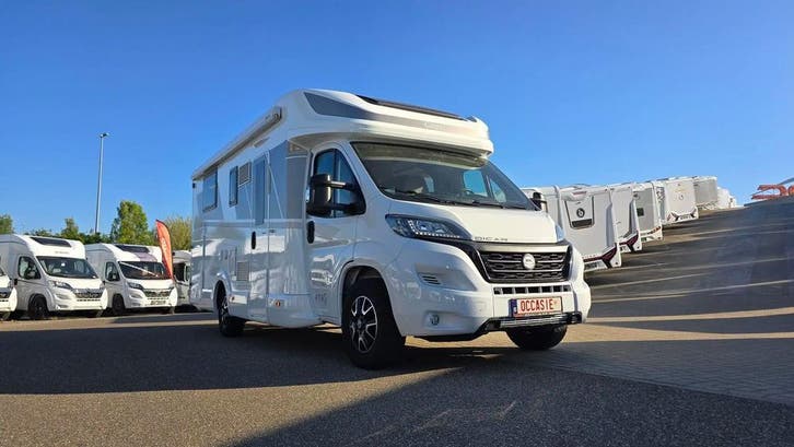 McLouis Carat 479 jonge wagen met hef- en queensbed 92354, Caravanes & Camping, Camping-cars