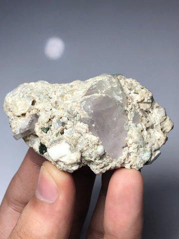 Natuurlijk geëindigd spodumeen, variëteit kunziet, kristal