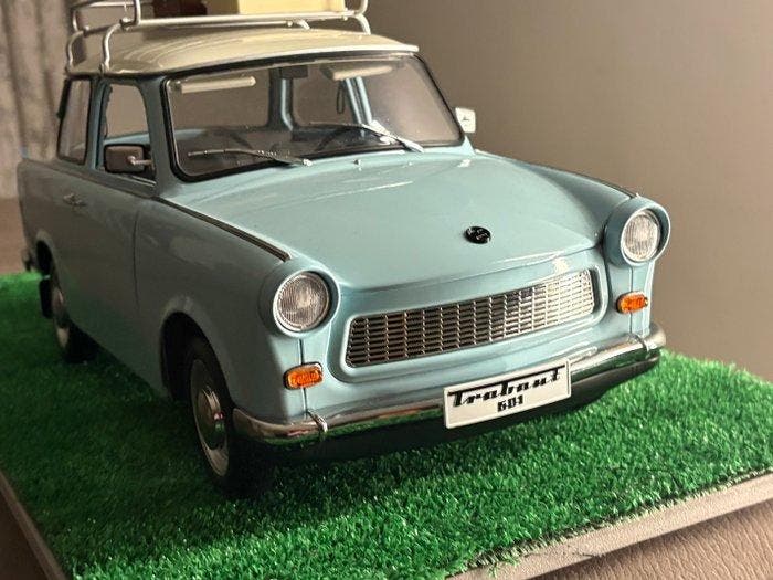 Hachette 1:8 - Modelauto (2) - Trabant 601 deluxe con, Hobby & Loisirs créatifs, Voitures miniatures | 1:5 à 1:12