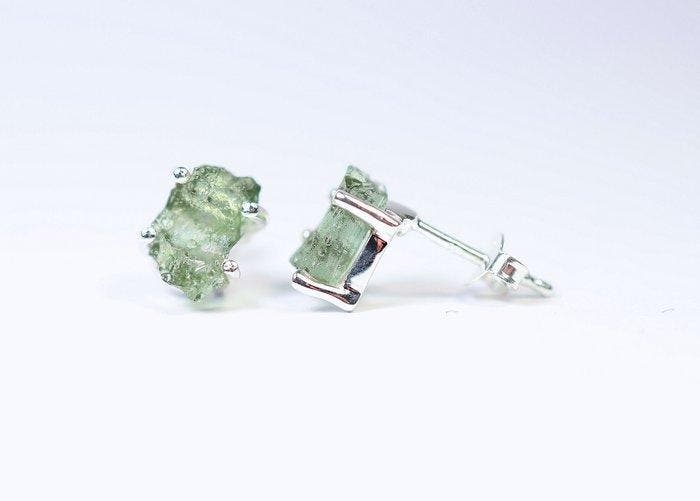 2 Moldavite oorstekers / ruw / nieuw 925. Sterling Zilver -, Verzamelen, Mineralen en Fossielen