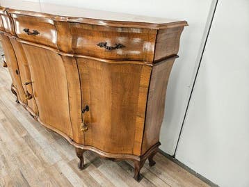 Credenza - Barokstijl dressoir in notenhout met houtsnijwerk