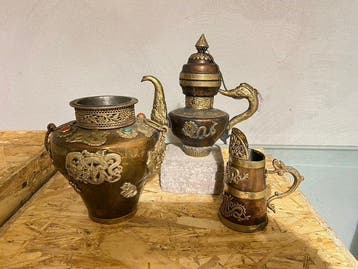 Drie Chinese koperen decoratieobjecten met draken – vaas,, Antiek en Kunst