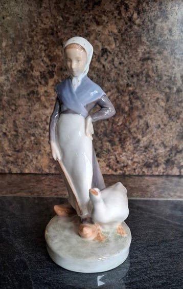 Royal Copenhagen - Beeldje - Girl with Goose - Porselein