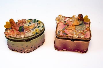 Muziekdoos speeldoos kistje elfje tussen bloemen -, Antiquités & Art, Curiosités & Brocante
