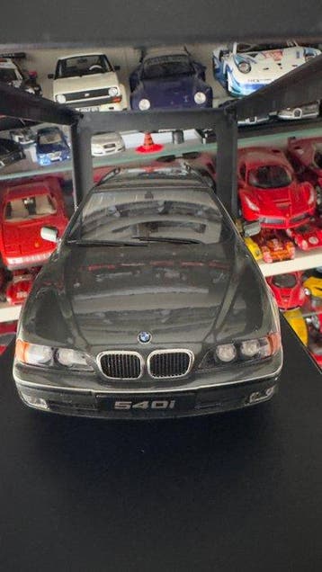 KK-Scale 1:18 - Modelauto - BMW 540i (E39) Touring (1997), Nieuw