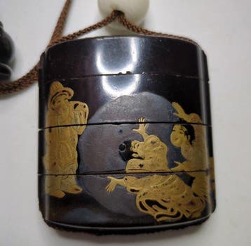 Lak (urushi), goud maki-e, ebonéhout (netsuke), agaat