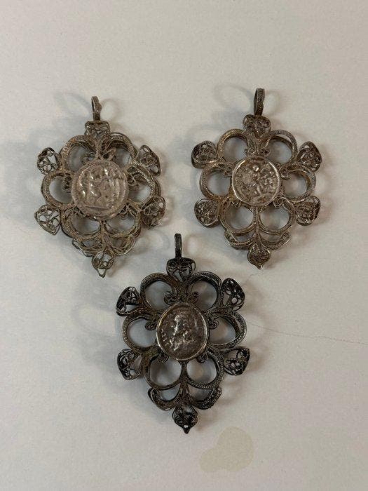 Zilver - Medaille hanger - Lotto van drie antieke zilveren, Antiquités & Art, Art | Art non-occidental