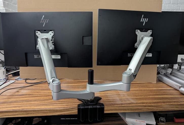 dubbele monitorarm met tafelklem (9 stuks), Informatique & Logiciels, Moniteurs, Enlèvement ou Envoi