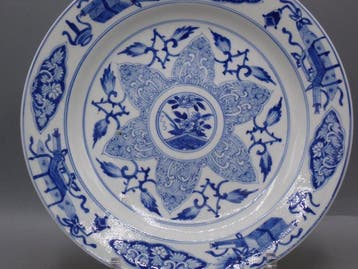 Assiette - Lotus and precious objects - Porcelaine - Avec la
