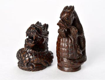 Fijn antiek Japans houten netsuke - Twee draakengravingen,