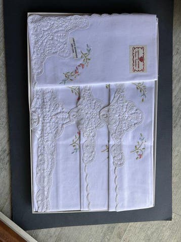 Lavorazione Artigiana - Ricamo Fiorentino - Drap de lit (4)