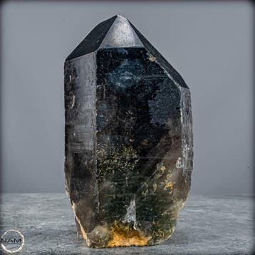 Rookkwarts-obelisk – elegantie en kracht in kristalvorm