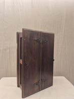 Kast - Antiek Rustiek Wandkastje met Smeedijzeren Beslag