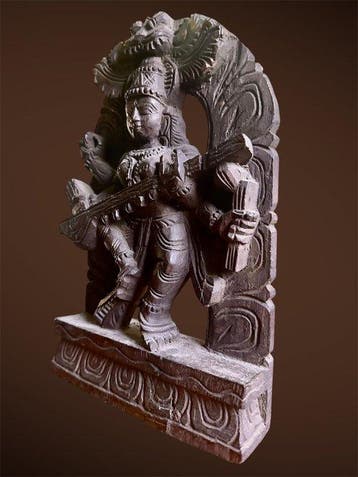 Beeld, Handgeschnitzte Saraswati aus Holz mit Veena unter