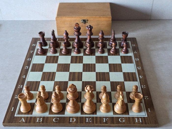 Timeless German Knight + Mistrzowska Szachownica (37 cm x 37, Antiek en Kunst, Curiosa en Brocante