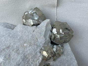 Pyrite Cristaux sur matrice - Hauteur : 140 mm - Largeur :