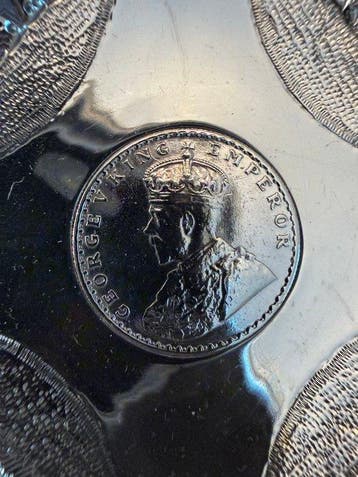 Schotel met inleg van een George V Koning-Keizer munt en -