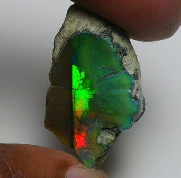Sprankelende opaal-edelsteen 22,85 ct Zwarte opaal