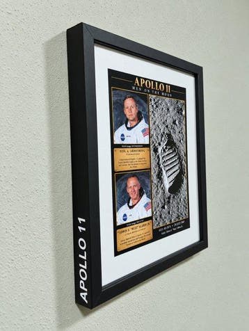 Photographie militaire - Plaque commémorative avec une