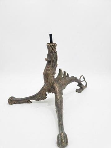 Decoratief ornament - draakvormige basis